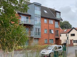 an apartment building with a car parked in front of it at Apt 7 Cathedral & River view in Norwich