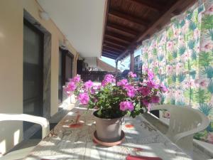 una mesa con un jarrón de flores. en Niki's house, en Agia Triada