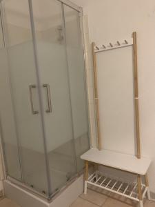 - une cabine de douche avec un banc dans la salle de bains dans l'établissement Le Cosy de la Vieille Intendance, à Perpignan