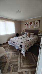 1 dormitorio con 1 cama grande en una habitación en CABAÑA M&M en El Calafate