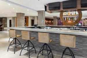 Lounge nebo bar v ubytování Crowne Plaza Airport, an IHG Hotel