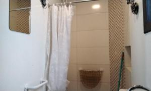 baño con ducha con cortina blanca en Tenda Caiu do Céu, en Osório