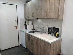 A kitchen or kitchenette at Central Bachelor Még 35 kép