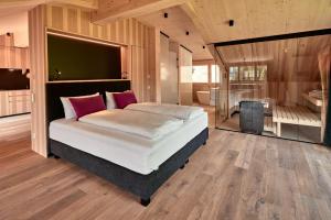 Ein Bett oder Betten in einem Zimmer der Unterkunft Staufen Chalets am Schlossberg