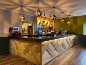 un bar con encimeras de madera en un restaurante en 81 Hengar Manor, en Bodmin