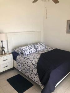 Un dormitorio con una cama con una sombrilla negra. en Sugarhill Villa, en Jolly Harbour