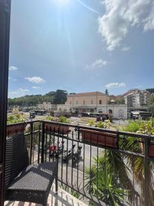 d'un balcon avec un banc et une vue sur la ville. dans l'établissement Suitedream Vatican, à Rome