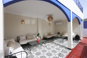 uma sala de estar com dois sofás e uma mesa em Riad 22 - L'Etoile d'Orient em Marrakech
