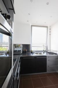 eine Küche mit einem Waschbecken und einem Fenster in der Unterkunft ClickTheFlat Chłodna Center Apart Rooms in Warschau
