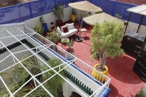 uma vista superior de uma varanda com plantas em Riad 22 - L'Etoile d'Orient em Marrakech