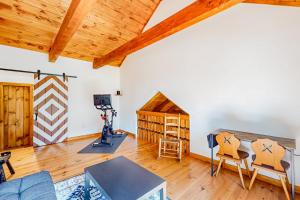salon z drewnianym sufitem, stołem i krzesłami w obiekcie The Great Escape w mieście Franconia