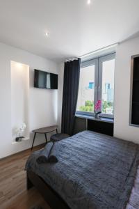 sypialnia z łóżkiem i dużym oknem w obiekcie ClickTheFlat Chłodna Center Apart Rooms w Warszawie