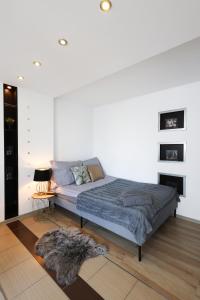 Łóżko lub łóżka w pokoju w obiekcie ClickTheFlat Chłodna Center Apart Rooms