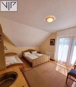 Ein Bett oder Betten in einem Zimmer der Unterkunft Szarvas Panzió