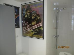 een filmposter op een muur in een badkamer bij STUDIO ORANGE CINEMATIC 59 in Charleville-Mézières