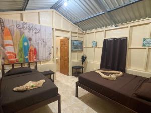 TV a/nebo společenská místnost v ubytování YEJOS Jungle Lodge