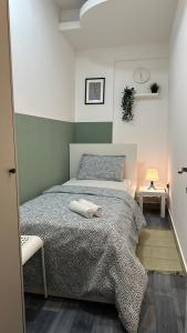una camera da letto con un letto e due asciugamani di Beautiful Partition Room in Al barsha 1 Near Metro a Dubai