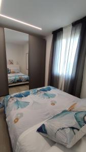 1 dormitorio con 1 cama con espejo grande en WikiLoft, en Lucignano