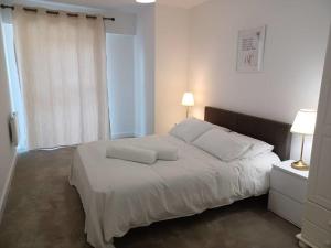 מיטה או מיטות בחדר ב-2 Bed Flat Colindale