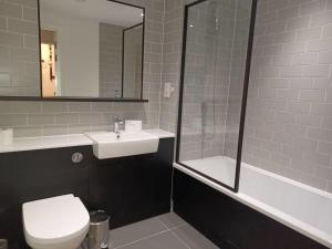 חדר רחצה ב-2 Bed Flat Colindale