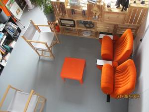 z widokiem na salon z pomarańczową kanapą w obiekcie STUDIO ORANGE CINEMATIC 59 w mieście Charleville-Mézières