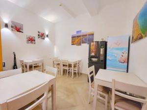 Restaurace v ubytování Quartos para viajantes, surfistas, grupos, Boa Energia