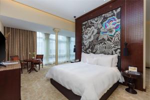 um quarto de hotel com uma cama grande e um mural de parede em Country Club Lima Hotel – The Leading Hotels of the World em Lima