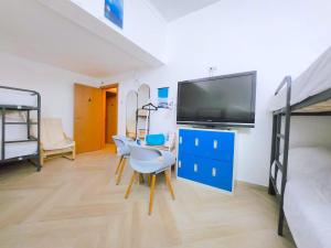 TV a/nebo společenská místnost v ubytování Quartos para viajantes, surfistas, grupos, Boa Energia