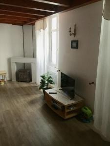 een woonkamer met een bureau en een computer. bij Appartement côte des basques in Biarritz