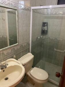 une salle de bain avec toilettes, lavabo et douche dans l'établissement Hermoso con Piscina y playa al lado del comercio del Rodadero, à Gaira