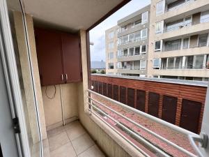 een balkon met uitzicht op een gebouw bij Comoda Estadia en Talcahuano in Talcahuano