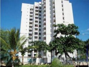 un grand bâtiment blanc avec des arbres devant lui dans l'établissement Hermoso con Piscina y playa al lado del comercio del Rodadero, à Gaira