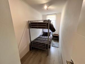 Cette petite chambre comprend 2 lits superposés. dans l'établissement Comoda Estadia en Talcahuano, à Talcahuano