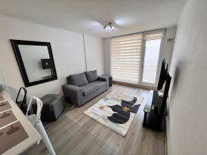 a living room with a couch and a mirror at Comoda Estadia en Talcahuano in Talcahuano