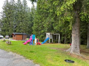 Ein Kinderspielbereich in der Unterkunft Churáňov Lanovka