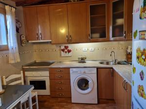 a kitchen with a washing machine and a sink at Casa Los Manantiales in Tejeda