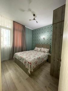 - une chambre avec un lit et une fenêtre dans l'établissement Batumi New Boulevard LINIMA, à Batoumi