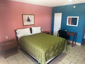 Ένα ή περισσότερα κρεβάτια σε δωμάτιο στο Western Inn Roswell