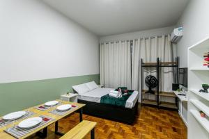 里約熱內盧的住宿－Temporada Flamengo - Metrô e Conforto!，小房间设有一张床和一张桌子