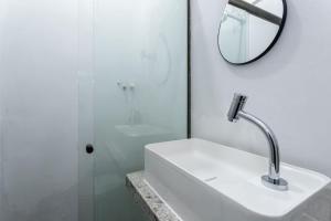 Phòng tắm tại Sunrise Flamengo - 4 Hóspedes, Metrô e Privativo! +69 ảnh