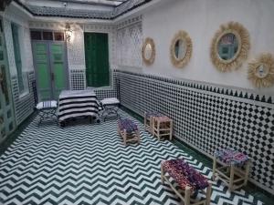 une pièce avec un porche avec des chaises et des miroirs dans l'établissement Dar Sarsar Artistic Music, à Marrakech 8 autres photos