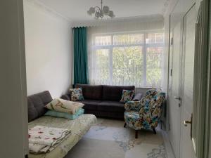 uma sala de estar com um sofá e uma cadeira em Beautiful Place in the Downtown Area em Meram