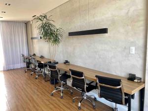 a conference room with a long table and chairs at AP1422 ar condicionado piscina academia coworking etc in Juiz de Fora