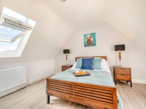 een slaapkamer met een bed en een dakraam bij Woodlands Annexe in West Pennard