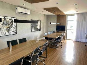 a conference room with a long table and chairs at AP822 ar condicionado piscina academia coworking etc in Juiz de Fora