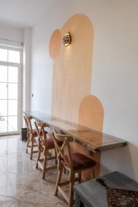 une salle à manger avec une grande table et des chaises dans l'établissement Tranquilo Boutique Hostel - Dahab, à Dahab