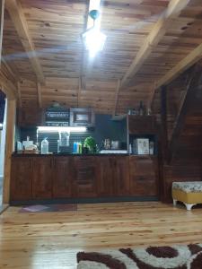sala de estar con cocina con armarios de madera en Huzur Bungalow, en Macka