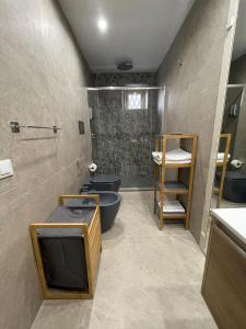 een badkamer met 2 wastafels, een bad en 2 toiletten bij Casa vacanze Soraja in Palermo