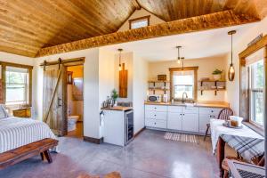 uma cozinha com armários brancos e um tecto de madeira em Canal-Front Del Norte Vacation Rental with Hot Tub em Del Norte