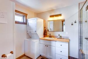 uma casa de banho branca com um lavatório e um espelho em Canal-Front Del Norte Vacation Rental with Hot Tub em Del Norte